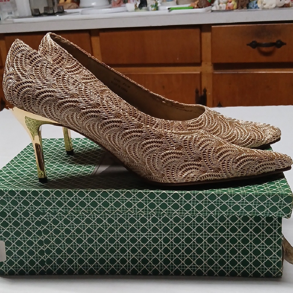 J. Renee Ashley Gold Lace Brocade Fabric Stiletto Pumps Metallic Heels Size 9.5